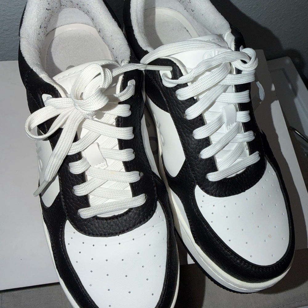 ALO Yoga unisex  White Low-Top Sneakers